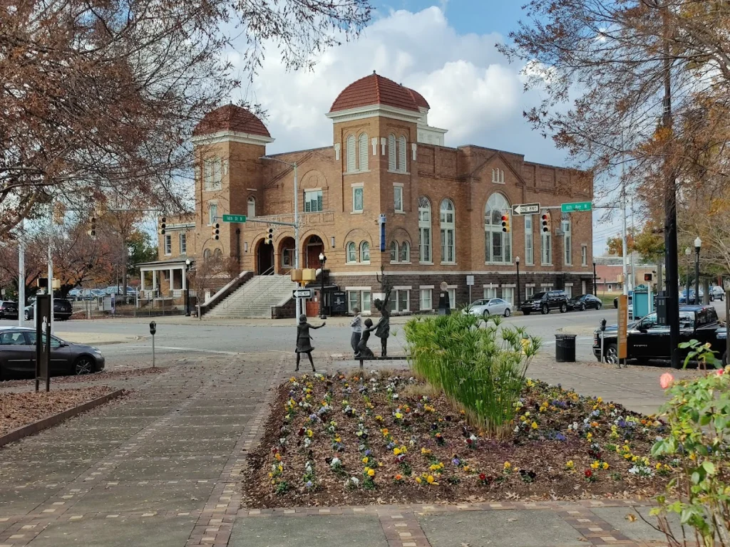 De bakstenen 16th Street Baptist Church met twee torens op een kruispunt in het centrum van Birmingham in Alabama