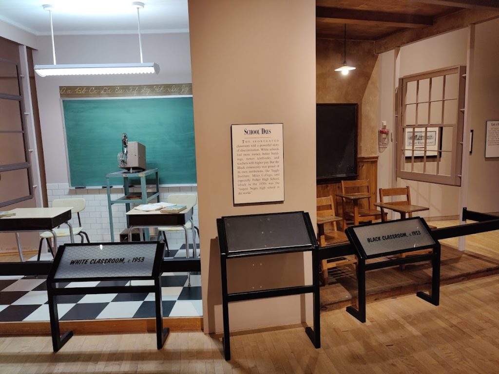 Museale reconstructie van een blanke en een zwarte klaslokaal uit de tijd van rassenscheiding, met bordjes en schoolbanken in Birmingham in Alabama