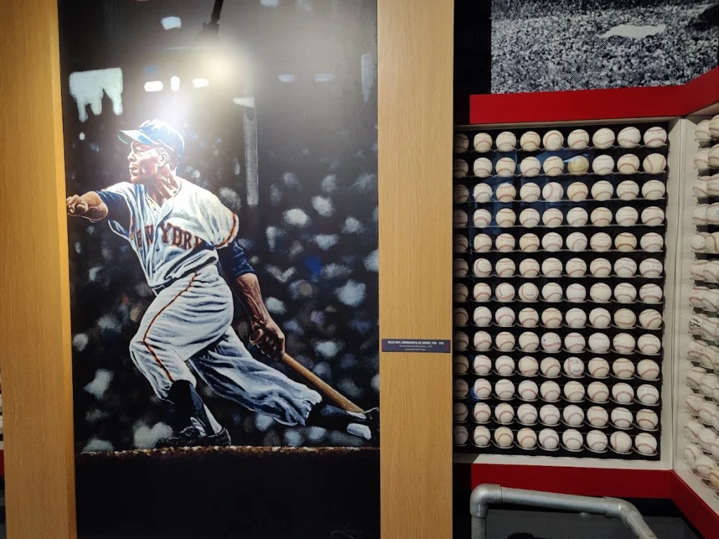 In een museum in Birmingham hangt een schilderij van een honkbalspeler in New York-uniform naast een vitrine met tientallen honkballen