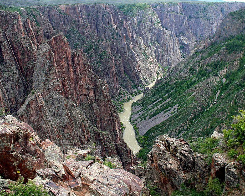 Brede blik op de rivier die door de diepe, ruige rotskloof van de Black Canyon of the Gunnison in Colorado stroomt