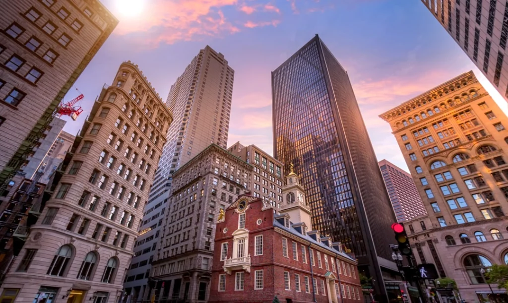 Historisch bakstenen gebouw van de Old State House omringd door hoge moderne kantoortorens in het centrum van Boston
