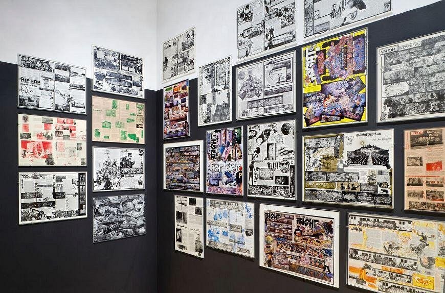 Wand vol ingelijste oude flyers, krantenpagina's en affiches over de vroege hiphopcultuur in een museumzaal in de Bronx