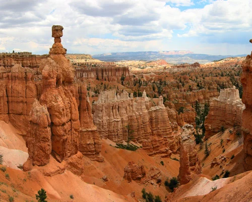 Opvallende rotspinakel met een balancerende steen op de top, bekend als Thor's Hammer, boven het amfitheater van Bryce Canyon