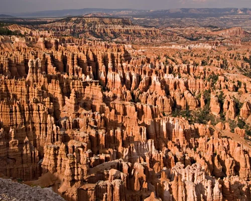 Duizenden oranje rotspinakels, hoodoos genoemd, vullen het amfitheater van Bryce Canyon National Park