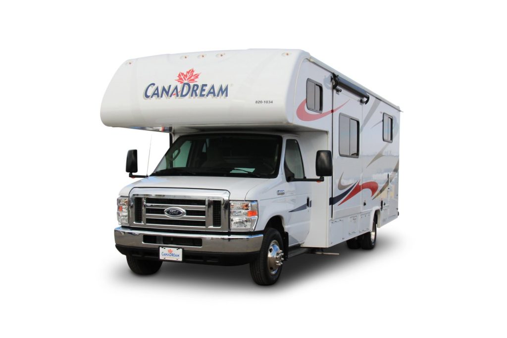 Studiofoto van een witte CanaDream camper vrijwel recht van voren gefotografeerd tegen een witte studioachtergrond