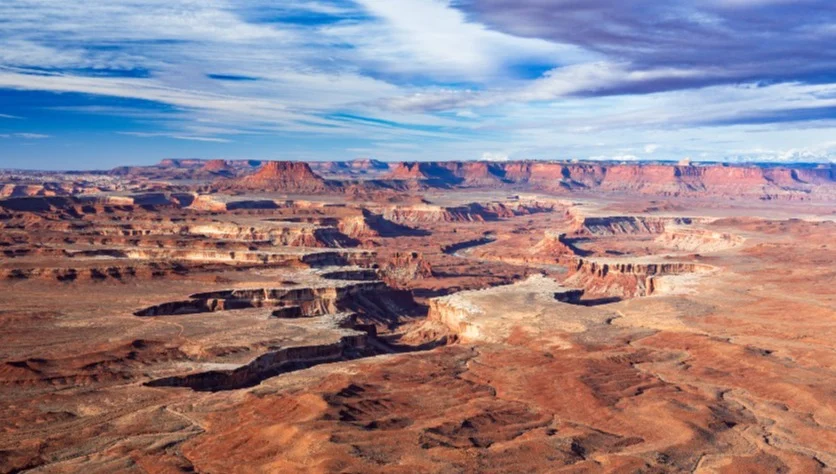 Uitgestrekt uitzicht vanuit de lucht op gelaagde rotsformaties en diepe canyons rond Green River Overlook in Canyonlands National Park, Utah
