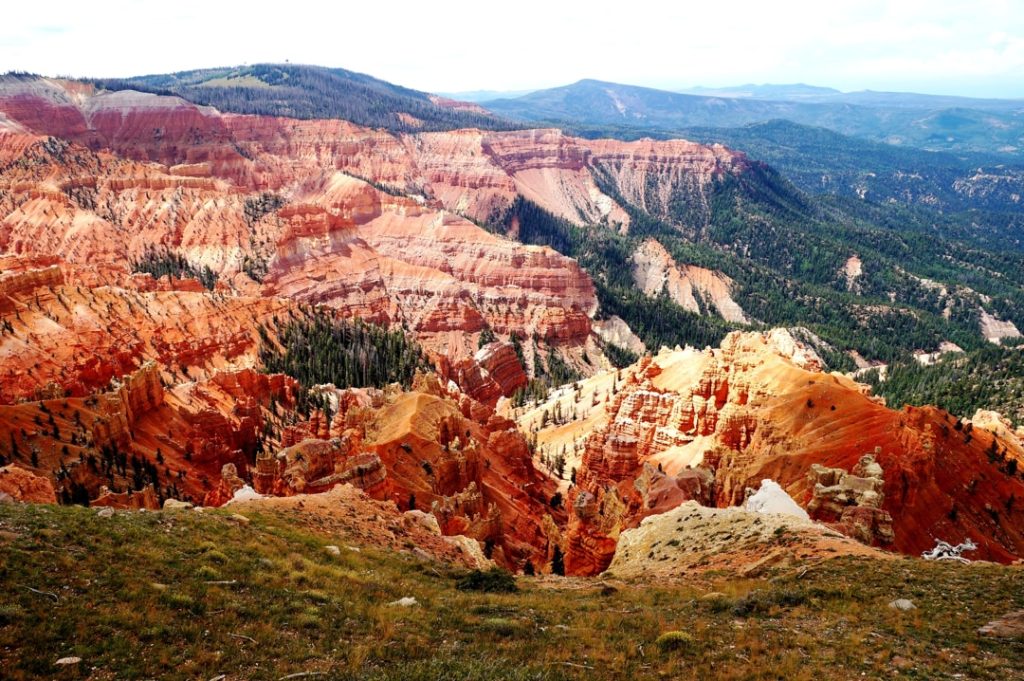 Panoramisch uitzicht over het kleurrijke rotsamfitheater van Cedar Breaks National Monument met bossen op de achtergrond