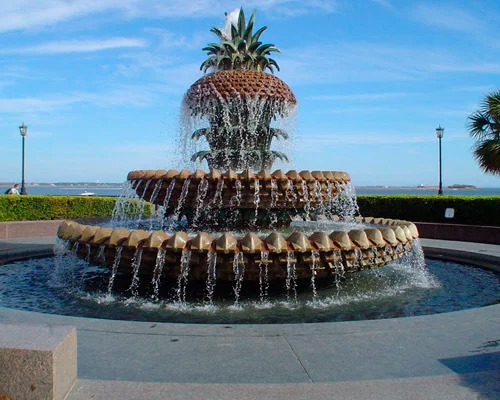 Ananasvormige fontein met meerdere waterlagen in het populaire Waterfront Park aan de rivier in Charleston
