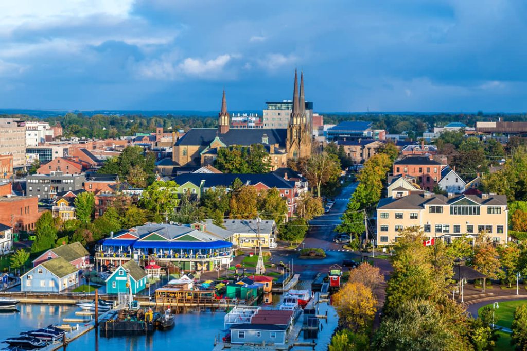 Luchtfoto van Charlottetown met de torens van de kathedraal, kleurrijke huizen en een jachthaven aan het water