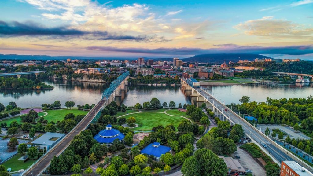 Luchtfoto van het centrum van Chattanooga met bruggen over de Tennessee River en een park met blauwe daken