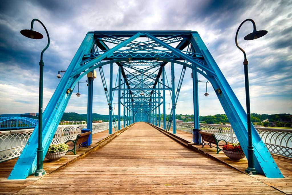 Blauwe stalen voetgangersbrug Walnut Street Walking Bridge met houten planken en lantaarnpalen in Chattanooga