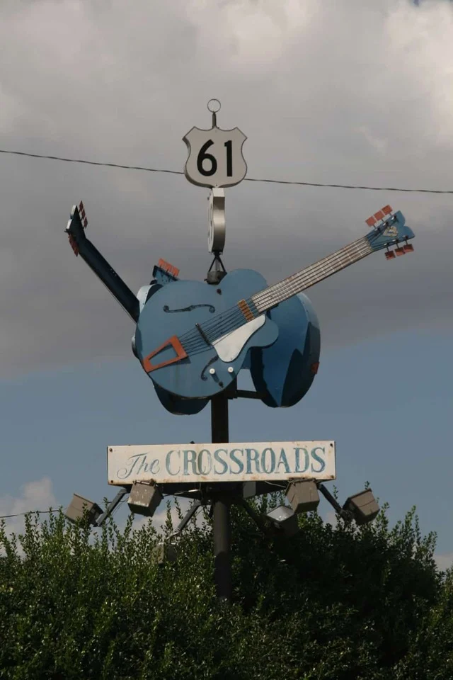 Grote blauwe gitaarsculptuur met een bord route 61 boven het bord the crossroads bij de beroemde kruising in Clarksdale in Mississippi