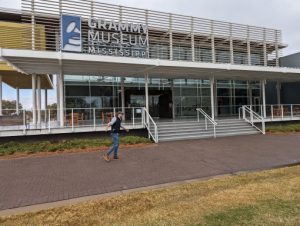 Modern gebouw met het logo en de tekst Grammy Museum Mississippi boven de ingang in Cleveland