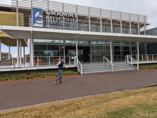 Modern gebouw met het logo en de tekst Grammy Museum Mississippi boven de ingang in Cleveland