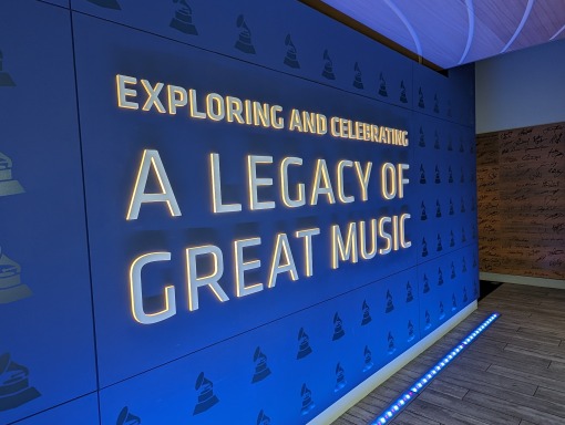 Blauwe wand met de tekst exploring and celebrating a legacy of great music en Grammy logo's in het GRAMMY Museum Mississippi
