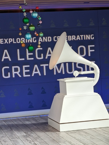 Grote witte sculptuur van een ouderwetse grammofoon voor een wand met de tekst exploring and celebrating a legacy of great music