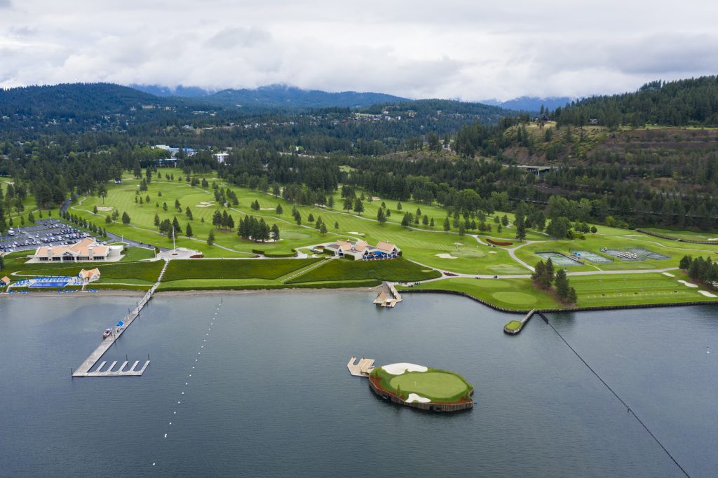 Luchtfoto van een golfbaan aan het meer met een drijvend golfgreen en een resort in Coeur d'Alene in Idaho