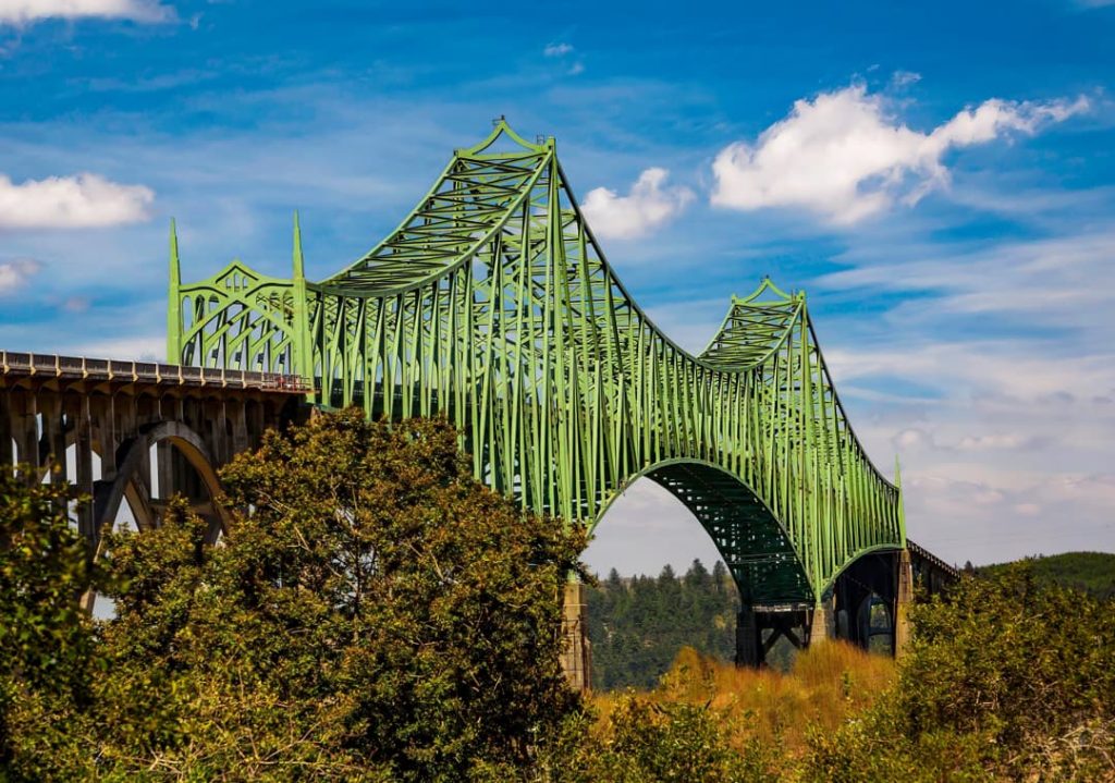 Detailopname van de groene stalen constructie en bogen van een brug over het water bij Coos Bay in Oregon
