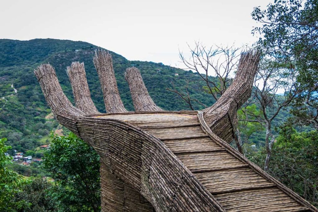 Bijzondere gevlochten houten brug in de vorm van klauwen met uitzicht over groene beboste heuvels in Costa Rica