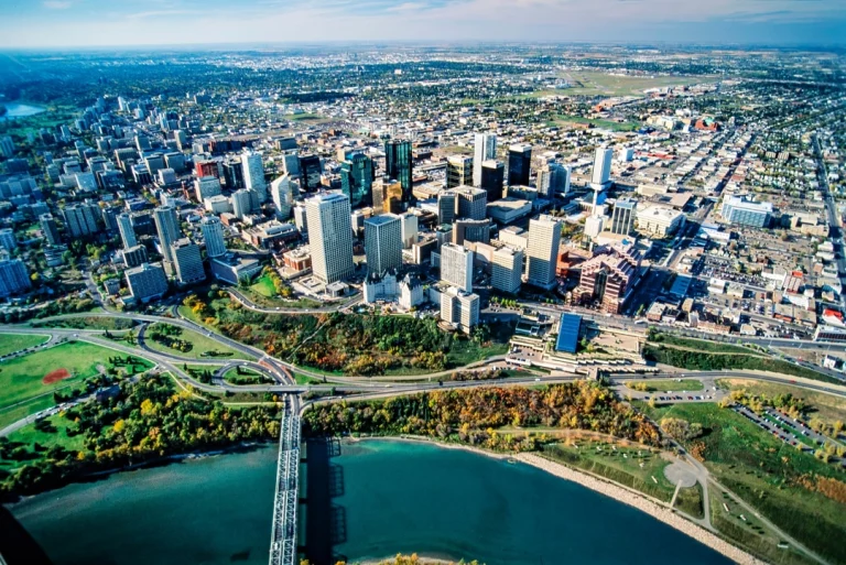 Luchtfoto van het centrum van Edmonton met wolkenkrabbers, een rivier, een brug en herfstkleurige bomen