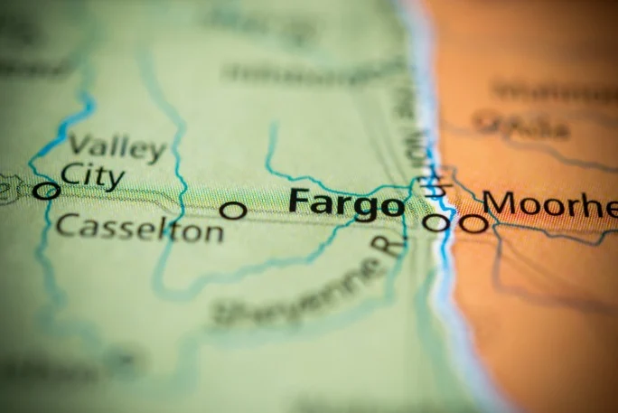 Close-up van een landkaart toont de plaatsnaam Fargo naast de rivier die de grens vormt met de buurstad Moorhead