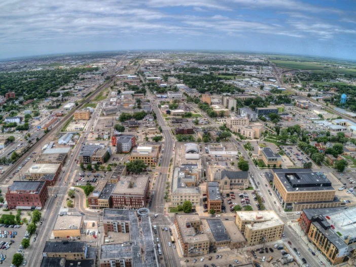 Uitgestrekte luchtfoto toont de straten en gebouwen van het centrum van Fargo tot aan de horizon