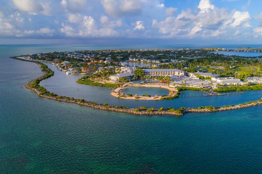 Luchtfoto van een resort op een landtong omringd door turquoise water in de Florida Keys