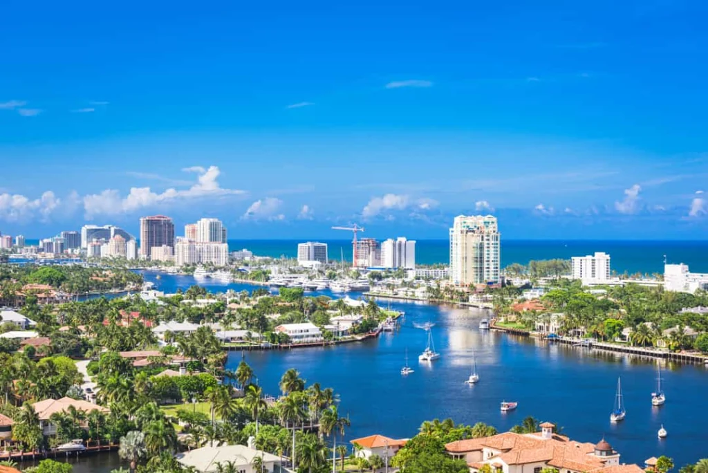 Luchtfoto van Fort Lauderdale in Florida met kronkelende waterwegen, jachten, palmbomen en hoge gebouwen aan de kust