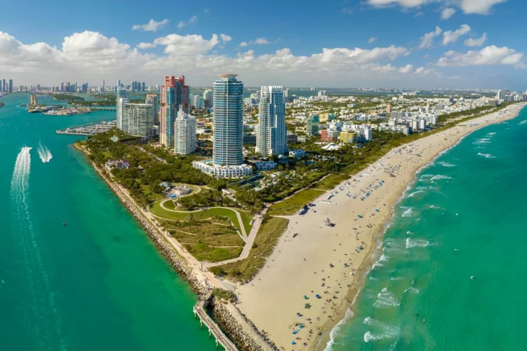 Luchtfoto van Miami Beach in Florida met wolkenkrabbers, een zandstrand vol mensen en turquoise oceaanwater