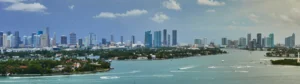 Skyline van Miami met wolkenkrabbers, groene eilanden en boten op de turquoise baai in Florida