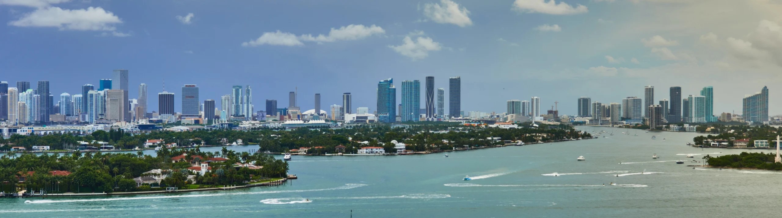 Skyline van Miami met wolkenkrabbers, groene eilanden en boten op de turquoise baai in Florida