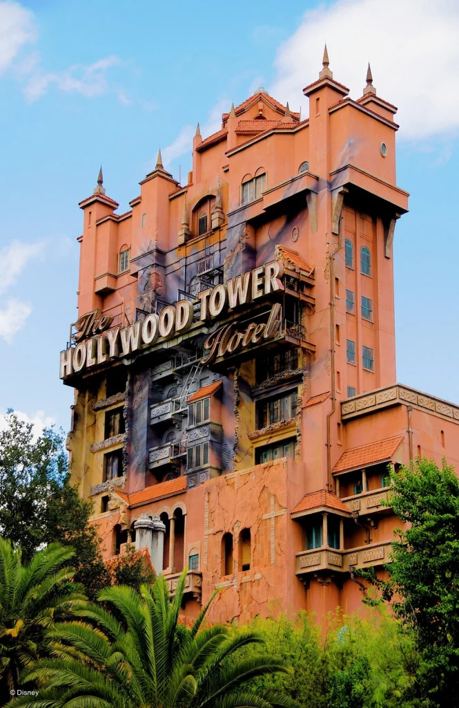 Het vervallen ogende hotelgebouw van attractie The Hollywood Tower Hotel met het bekende naambord tussen palmbomen