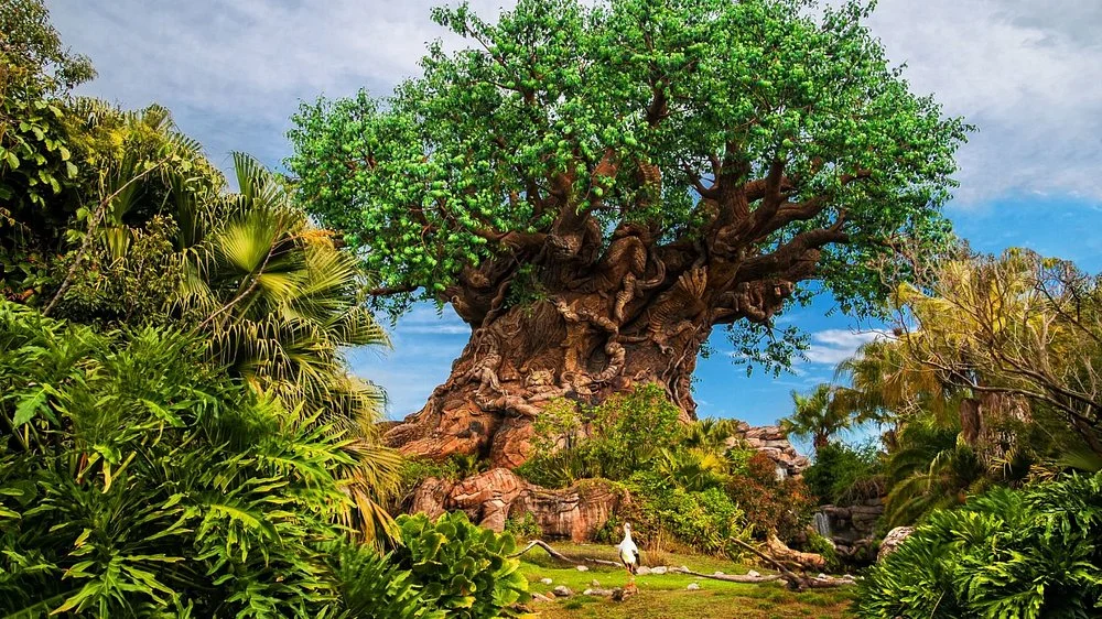 De grote versierde boom Tree of Life met dierenfiguren in de stam, omringd door tropische planten in Animal Kingdom