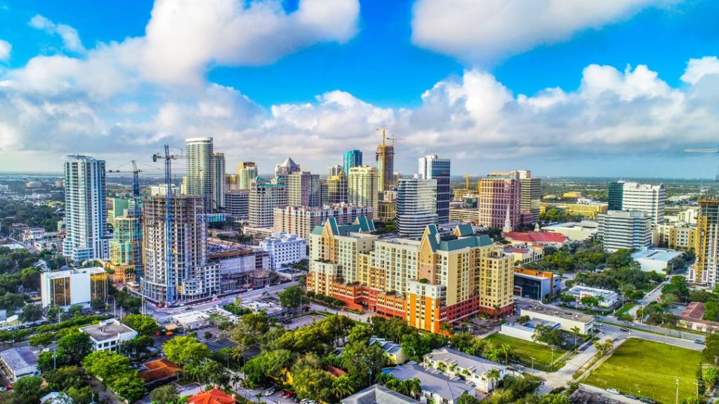 Luchtfoto van wolkenkrabbers en een historisch hotel met rode daken in het centrum van Fort Lauderdale