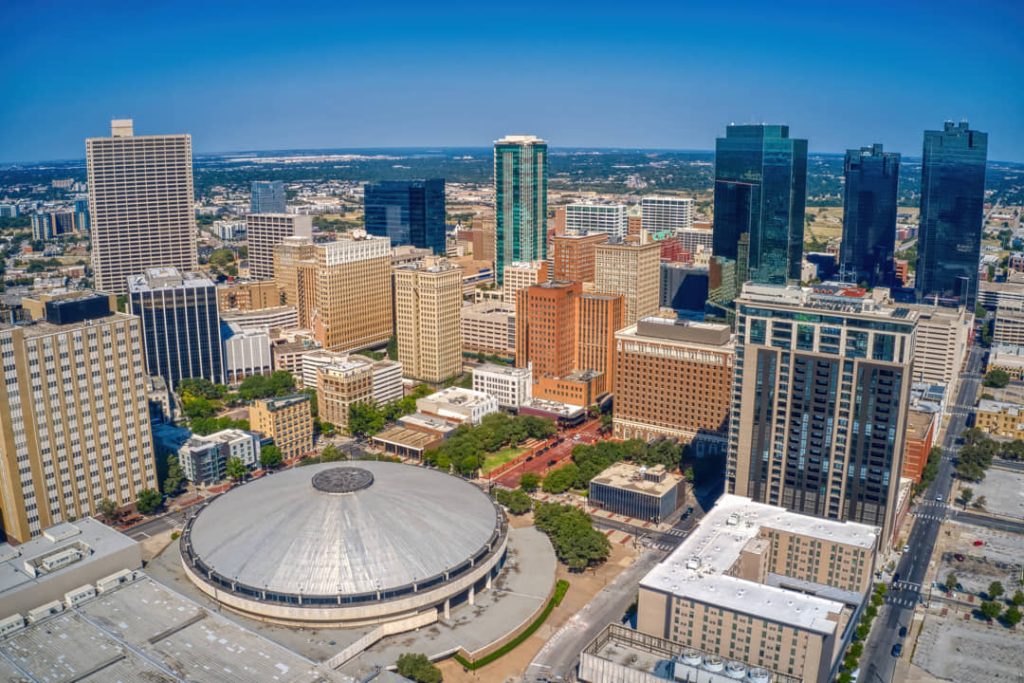 Luchtfoto van de wolkenkrabbers van het centrum van Fort Worth met de opvallende ronde conventiehal op de voorgrond