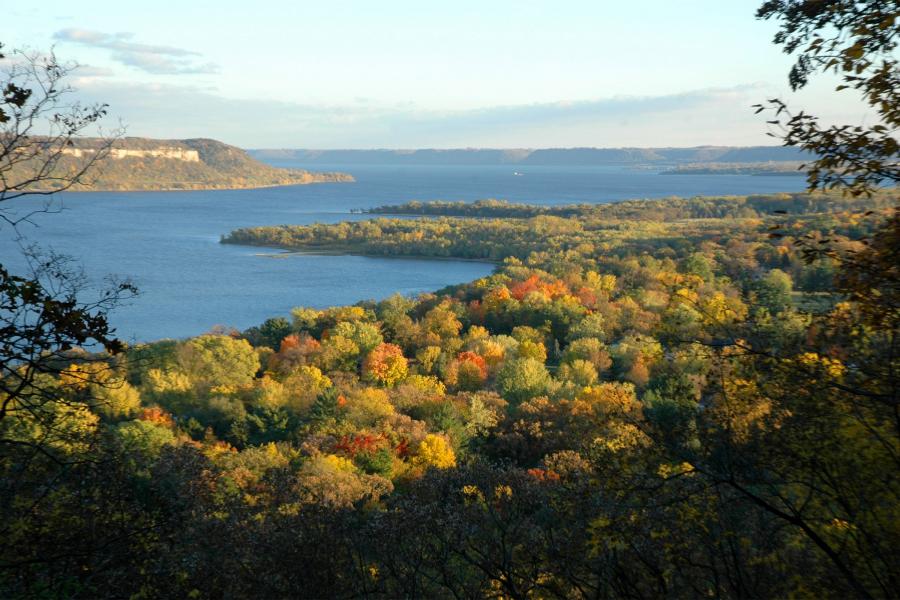 Uitzicht vanaf een heuvel in Frontenac State Park over Lake Pepin, met bos in herfstkleuren op de voorgrond