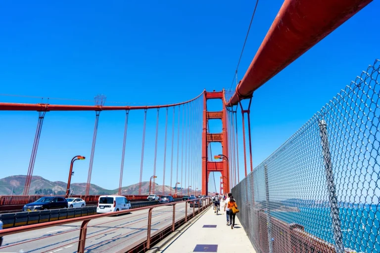 Fietsers en wandelaars op het voetpad van de Golden Gate Bridge met verkeer op de rijbanen ernaast