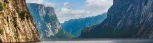Een smal fjord met kalm water tussen hoge, steile rotswanden in Gros Morne National Park in Newfoundland
