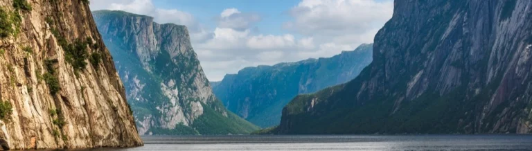 Een smal fjord met kalm water tussen hoge, steile rotswanden in Gros Morne National Park in Newfoundland