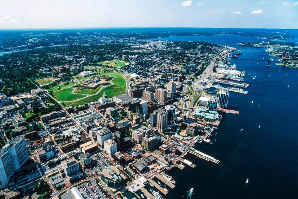 Luchtfoto van de stervormige Citadel boven het centrum van Halifax met de drukke haven op de achtergrond