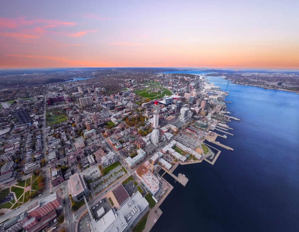 Luchtfoto van de skyline van Halifax in Nova Scotia met de haven en gebouwen in warm avondlicht