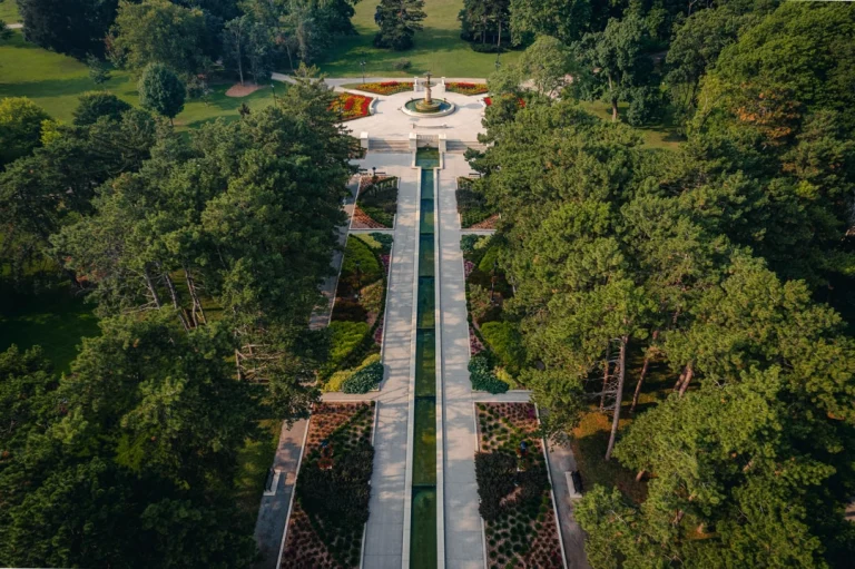 Luchtfoto van een formele tuin met rechte paden, bloemperken en een ronde fontein omringd door bomen bij Hamilton