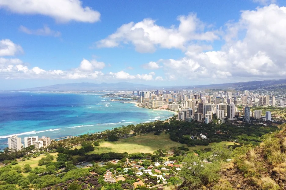 Panoramisch uitzicht vanaf Diamond Head op de turquoise kustlijn van Waikiki en de skyline van Honolulu op Hawaii