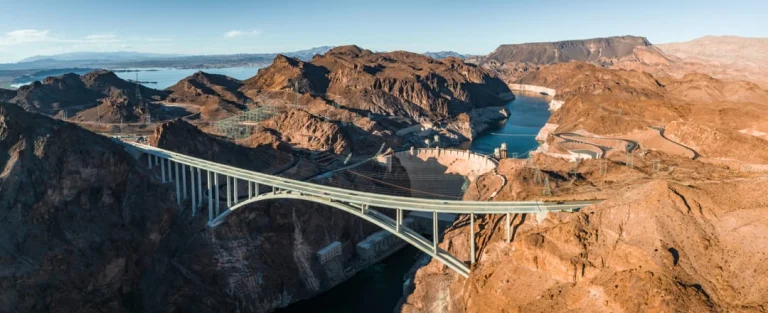 Luchtfoto van de Hoover Dam met de boogbrug over de Black Canyon tussen Nevada en Arizona