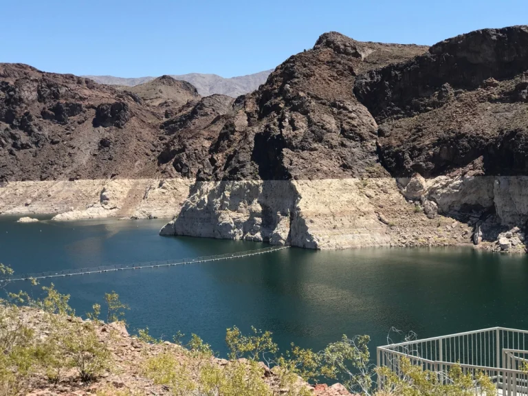 Uitzicht over het turquoise water van Lake Mead bij de Hooverdam met kale rotsachtige bergen op de achtergrond