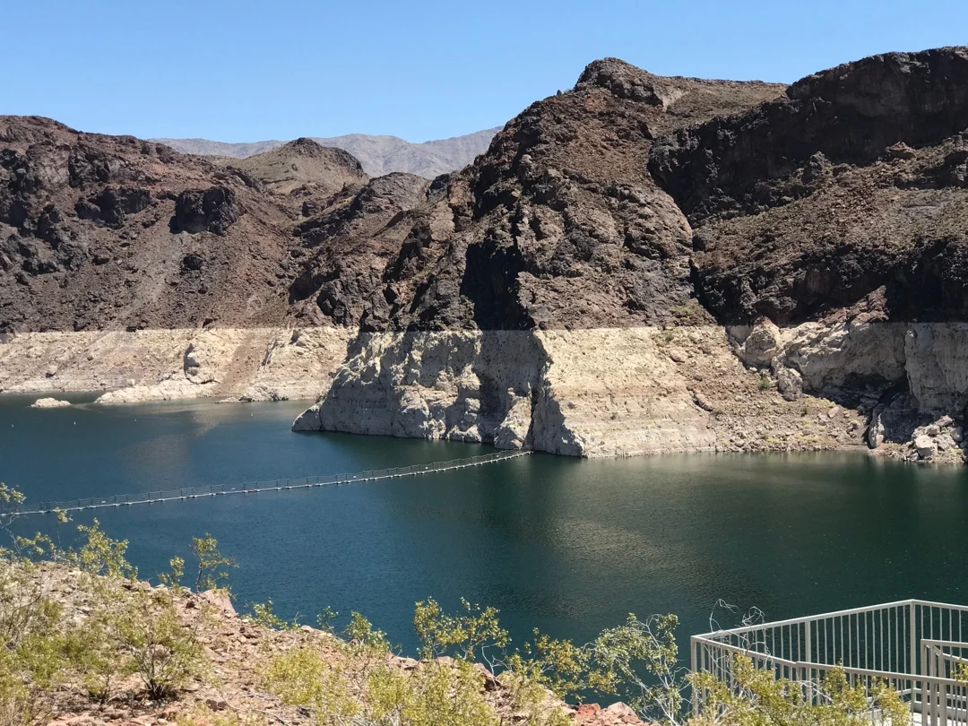Uitzicht over het turquoise water van Lake Mead bij de Hooverdam met kale rotsachtige bergen op de achtergrond