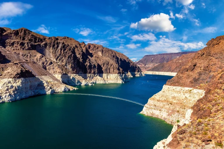 Luchtfoto van het turquoise water van Lake Mead tussen droge rotswanden bij Hoover Dam in Nevada