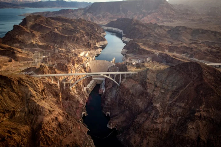 Luchtfoto van de boogbrug die hoog over de kloof van de Colorado rivier bij Hoover Dam is gebouwd