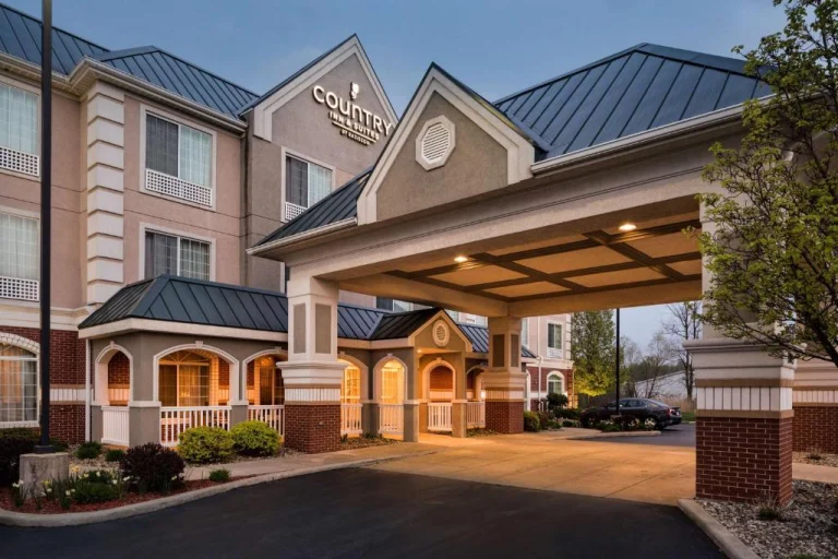 Modern hotelgebouw van Country Inn and Suites met een blauw dak en overdekte oprit voor de ingang in Indiana