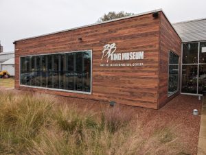 Modern houten gebouw met het opschrift BB King Museum and Delta Interpretive Center in Indianola, Mississippi